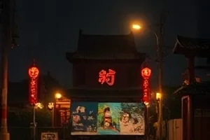 一个人的剧本杀剧集封面，独坐的身影与角色卡