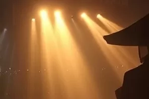 面包与天气预报剧集封面，面包店门前的天气牌